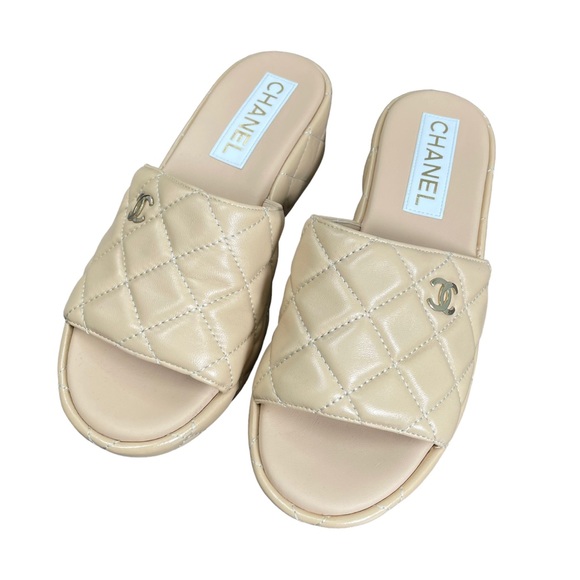 Chanel 2023 Interlocking CC Logo Beige Lambskin Leather Mule Slip On Sandals - Picture 1 of 8